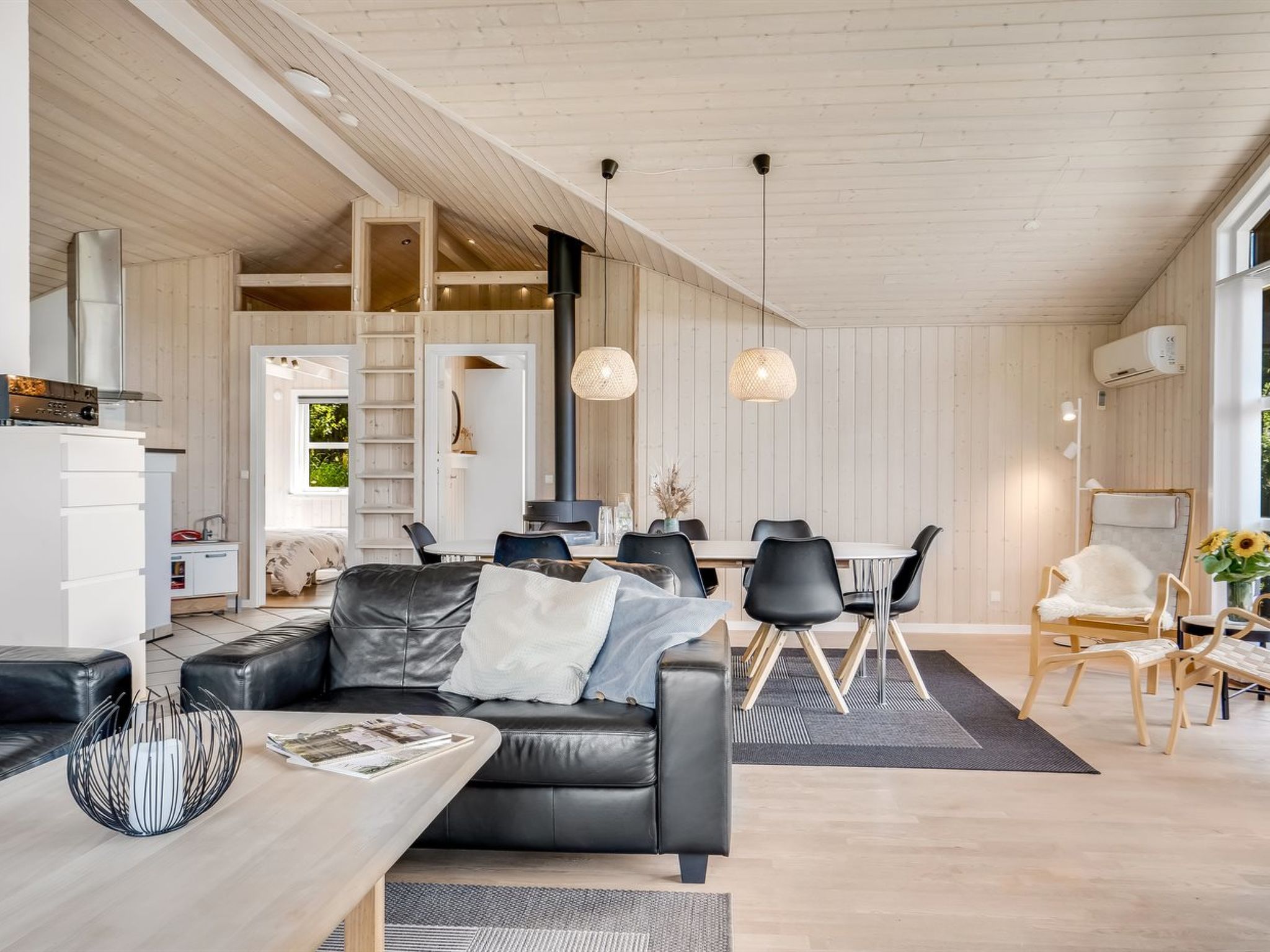 "Yngve" - 3.5km from the sea - Binnen