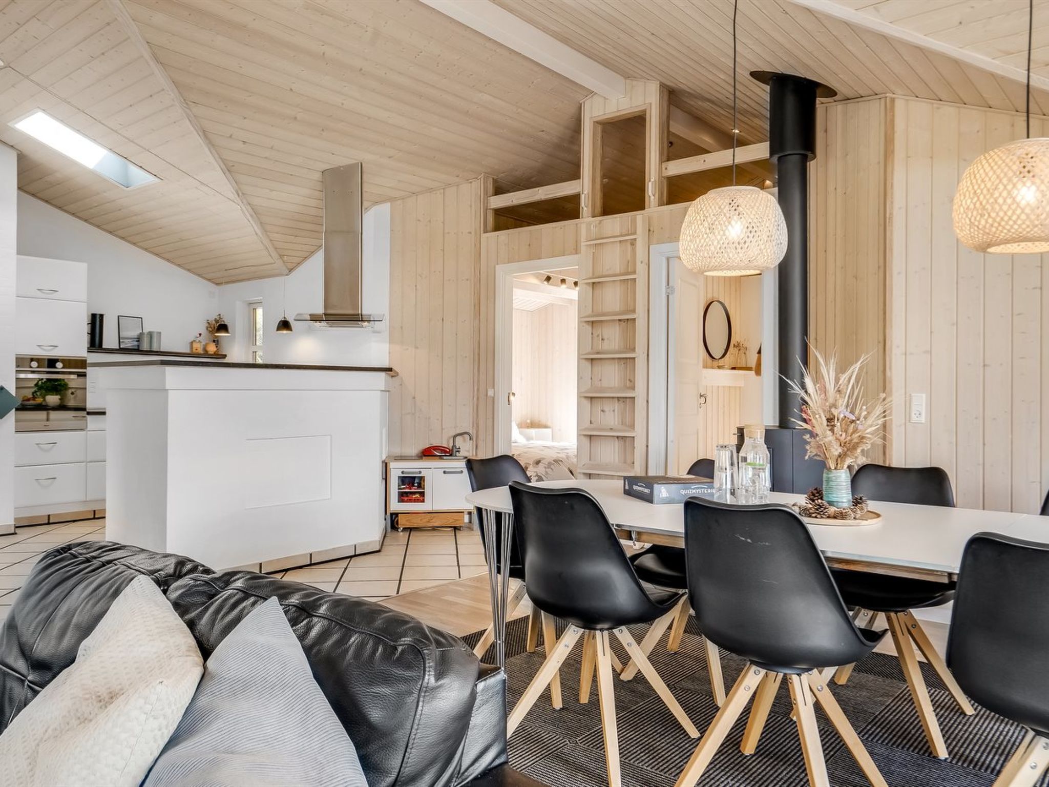 "Yngve" - 3.5km from the sea - Binnen