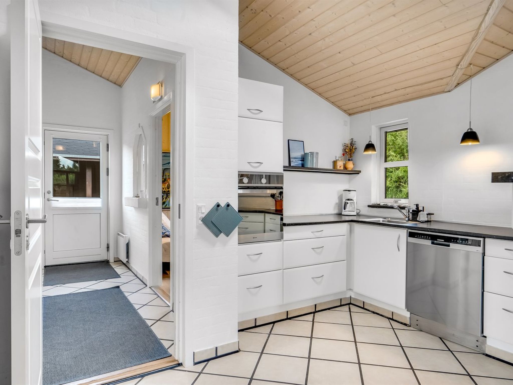 "Yngve" - 3.5km from the sea - Binnen