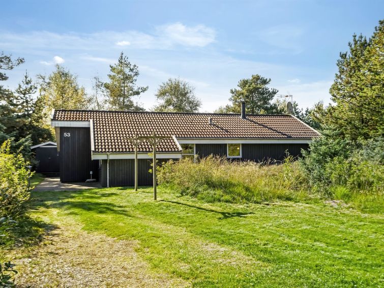 "Matthea" - 900m from the sea", huis 3-kamers 78 m2. Het objekt is geschikt voor 6 volwassenen. Woonkamer met TV. 1 kamer met 1 2-pers bed. 1 kamer met 2 bedden. 1 kamer met 1 x 2 stapelbedden. Keuken..