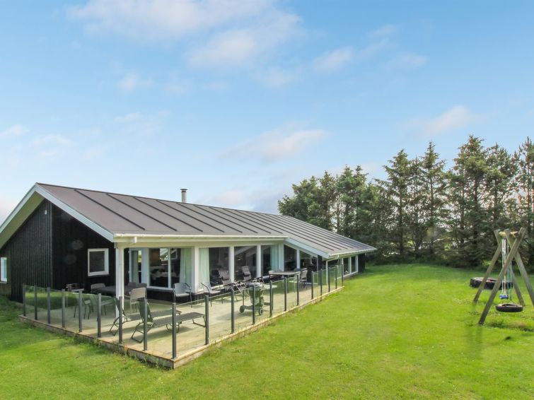 "Franke" - 1.1km from the sea", 5-Zimmer-Haus 150 m2. Objekt geeignet für 10 Erwachsene. Wohnzimmer mit TV, Radio, CD und DVD. 1 Zimmer mit 1 Doppelbett. 1 Zimmer mit 1 Doppelbett. 1 Zimmer mit 2 Bet..