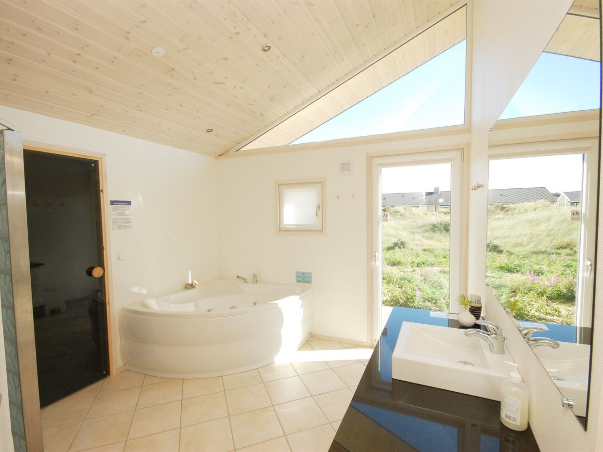 "Ung" - 150m from the sea-Inside