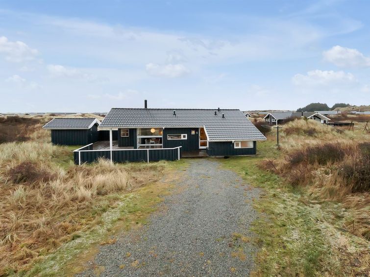 "Frederikka" - 350m from the sea", huis 4-kamers 89 m2. Het objekt is geschikt voor 6 volwassenen + 3 kinderen. Woonkamer met TV, radio en DVD. 1 kamer met 1 2-pers bed. 1 kamer met 1 2-pers bed. 1 ka..