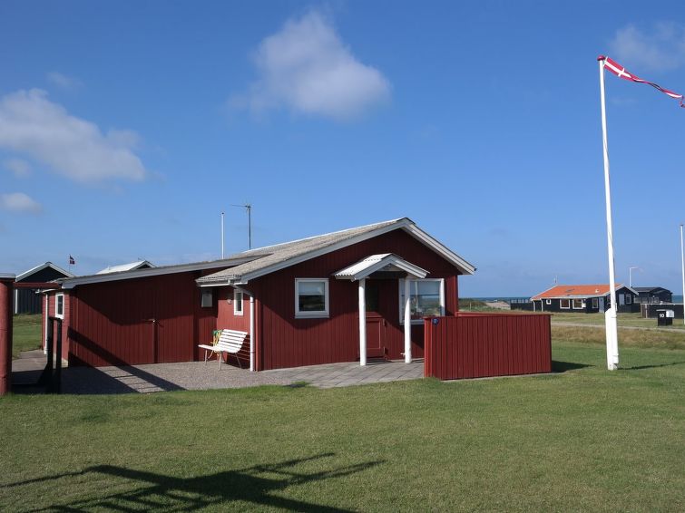 "Helgard" - 85m from the sea", huis 2-kamers 59 m2. Het objekt is geschikt voor 4 volwassenen + 1 kinderen. Woonkamer met TV, radio en DVD. 1 kamer met 1 2-pers bed. 1 kamer met 1 x 2 stapelbedden. Ke..