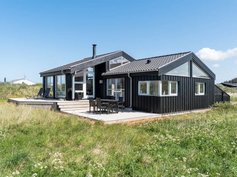 "Welma" - 500m from the sea", huis 3-kamers 103 m2. Het objekt is geschikt voor 7 volwassenen. Woonkamer met TV, radio en DVD. 1 kamer met 1 2-pers bed. 1 kamer met 1 2-pers bed en 1 slaapplaats. 1 ka..