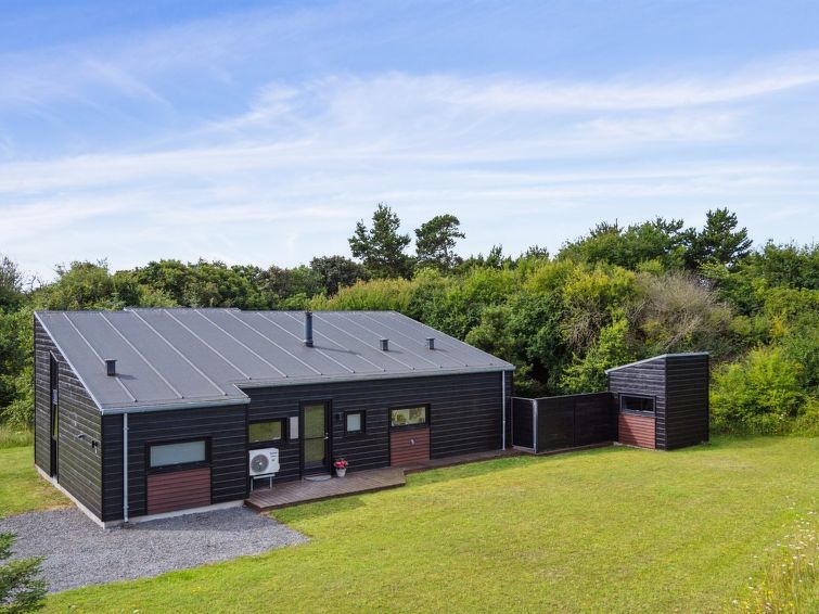 "Herdie" - 900m from the sea", huis 3-kamers 89 m2. Het objekt is geschikt voor 2 volwassenen + 3 kinderen. Woonkamer met TV en radio. 1 kamer met 2 bedden. 1 kamer met 1 2-pers bed. Open galerij, 1 k..