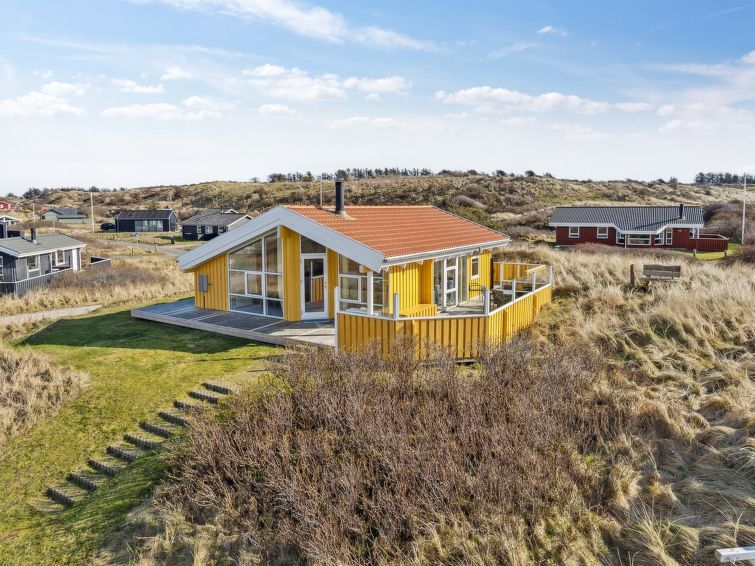 "Bjarni" - 239m from the sea", 3-Zimmer-Haus 65 m2. Objekt geeignet für 6 Erwachsene. Wohnzimmer mit TV. 1 Zimmer mit 1 Doppelbett. 1 Zimmer mit 1 Doppelbett. Küche (Backofen, Geschirrspüler, 4 Gla..
