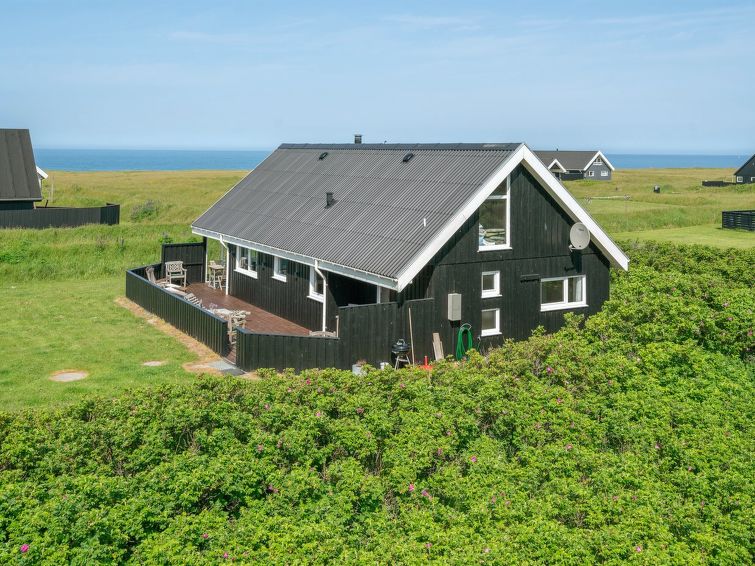 "Ananda" - 245m from the sea", huis 4-kamers 88 m2. Het objekt is geschikt voor 6 volwassenen. Woonkamer met TV en radio. 1 kamer met 1 2-pers bed. 1 kamer met 1 2-pers bed. 1 kamer met 1 x 2 stapelbe..