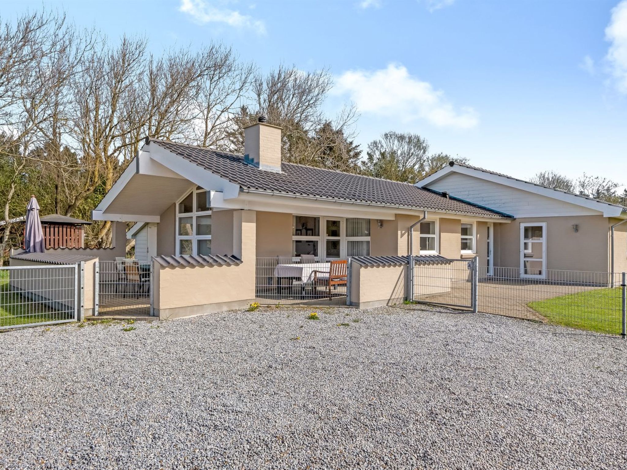 "Albina" - 844m from the sea", huis 4-kamers 117 m2. Het objekt is geschikt voor 8 volwassenen + 1 kinderen. Woonkamer met TV, radio en stereo-installatie. 1 kamer met 1 2-pers bed. 1 kamer met 1 2-pe..