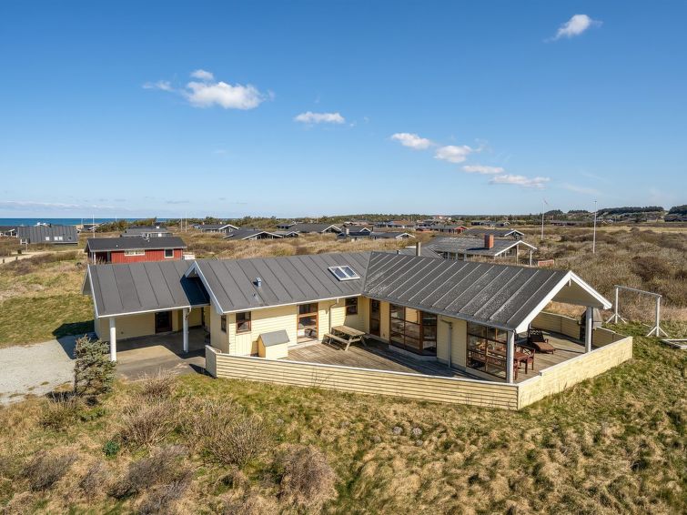 "Fam" - 300m from the sea", 3-Zimmer-Haus 117 m2. Objekt geeignet für 6 Erwachsene + 3 Kinder. Wohnzimmer mit TV, Radio, CD und Stereoanlage. 1 Zimmer mit 1 Doppelbett. 1 Zimmer mit 1 Doppelbett. Off..