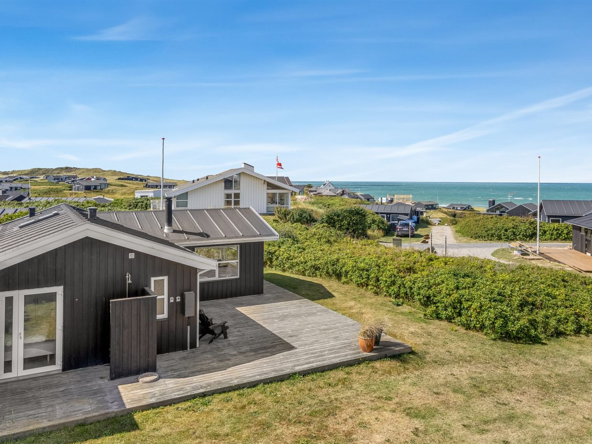 "Marjanna" - 350m from the sea", huis 2-kamers 68 m2. Het objekt is geschikt voor 4 volwassenen + 2 kinderen. Woonkamer met TV, radio en DVD. 1 kamer met 1 2-pers bed. Open galerij, 1 kamer met 1 2-pe..