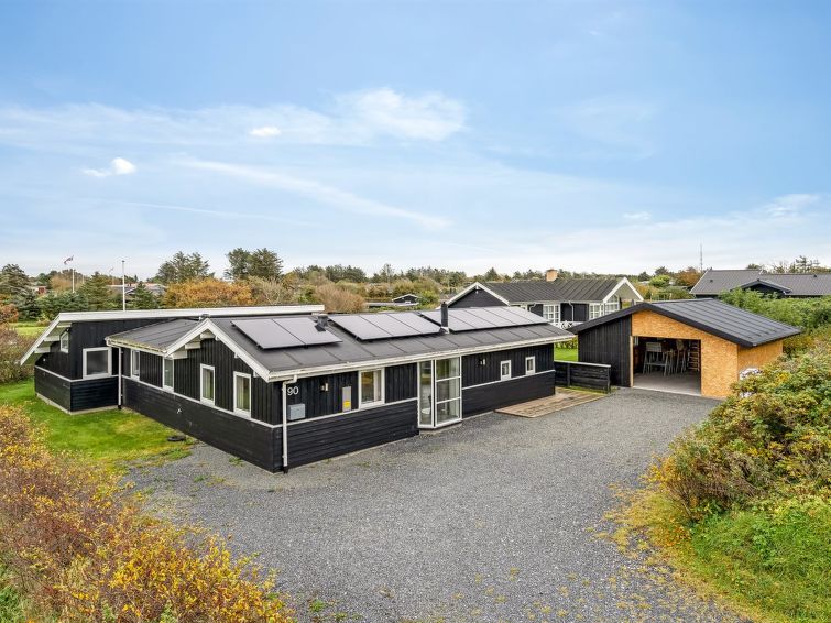 "Dagmar" - 500m from the sea", huis 3-kamers 103 m2. Het objekt is geschikt voor 6 volwassenen. Woonkamer met TV. 1 kamer met 1 2-pers bed. 1 kamer met 1 2-pers bed. 1 kamer met 1 2-pers bed. Keuken (..