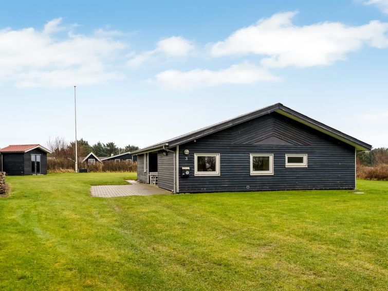 "Birla" - 900m from the sea", huis 4-kamers 104 m2. Het objekt is geschikt voor 7 volwassenen. Woonkamer met open haard en TV. 1 kamer met 1 2-pers bed. 1 kamer met 1 2-pers bed. 1 kamer met 1 2-pers ..