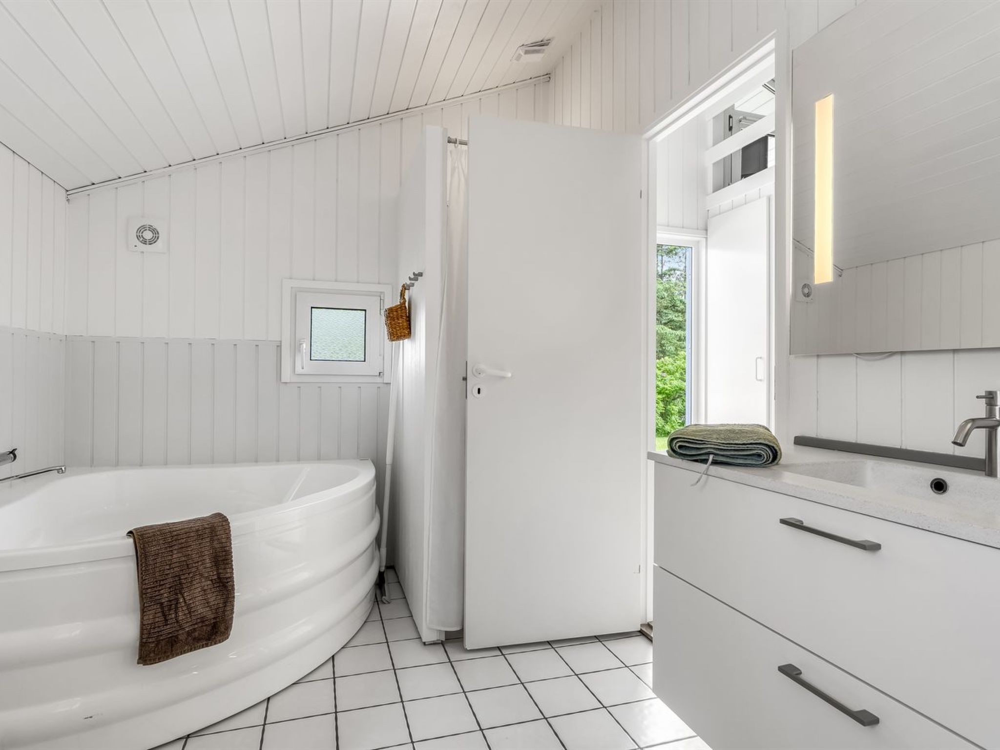 "Henri" - 1.2km from the sea - Binnen