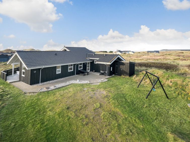 "Rodna" - 452m from the sea", huis 4-kamers 132 m2. Het objekt is geschikt voor 8 volwassenen + 1 kinderen. Woonkamer met TV, CD-speler, stereo-installatie en DVD. 1 kamer met 1 2-pers bed. 1 kamer me..
