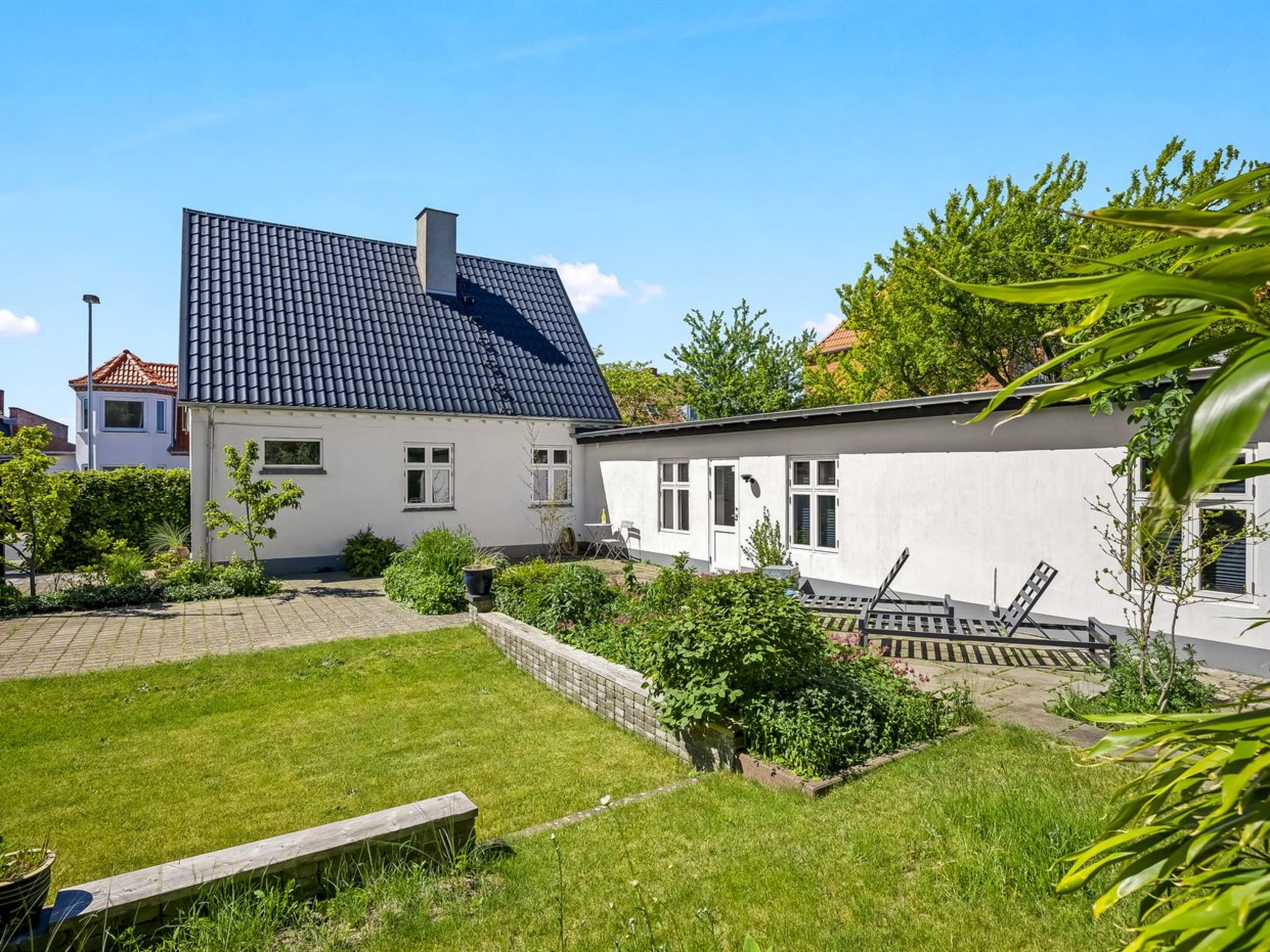 "Emma" - 700m from the sea", huis 2-kamers 128 m2. Het objekt is geschikt voor 5 volwassenen + 2 kinderen. Woonkamer met TV. 1 kamer met 1 2-pers bed. Open galerij, 1 kamer met 1 bed, 1 2-pers bed en ..