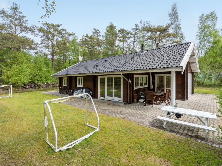 "Rosamunde" - 1.3km from the sea", huis 3-kamers 97 m2. Het objekt is geschikt voor 6 volwassenen + 1 kinderen. Woonkamer met TV, radio, CD-speler, stereo-installatie en DVD. 1 kamer met 1 2-pers bed...