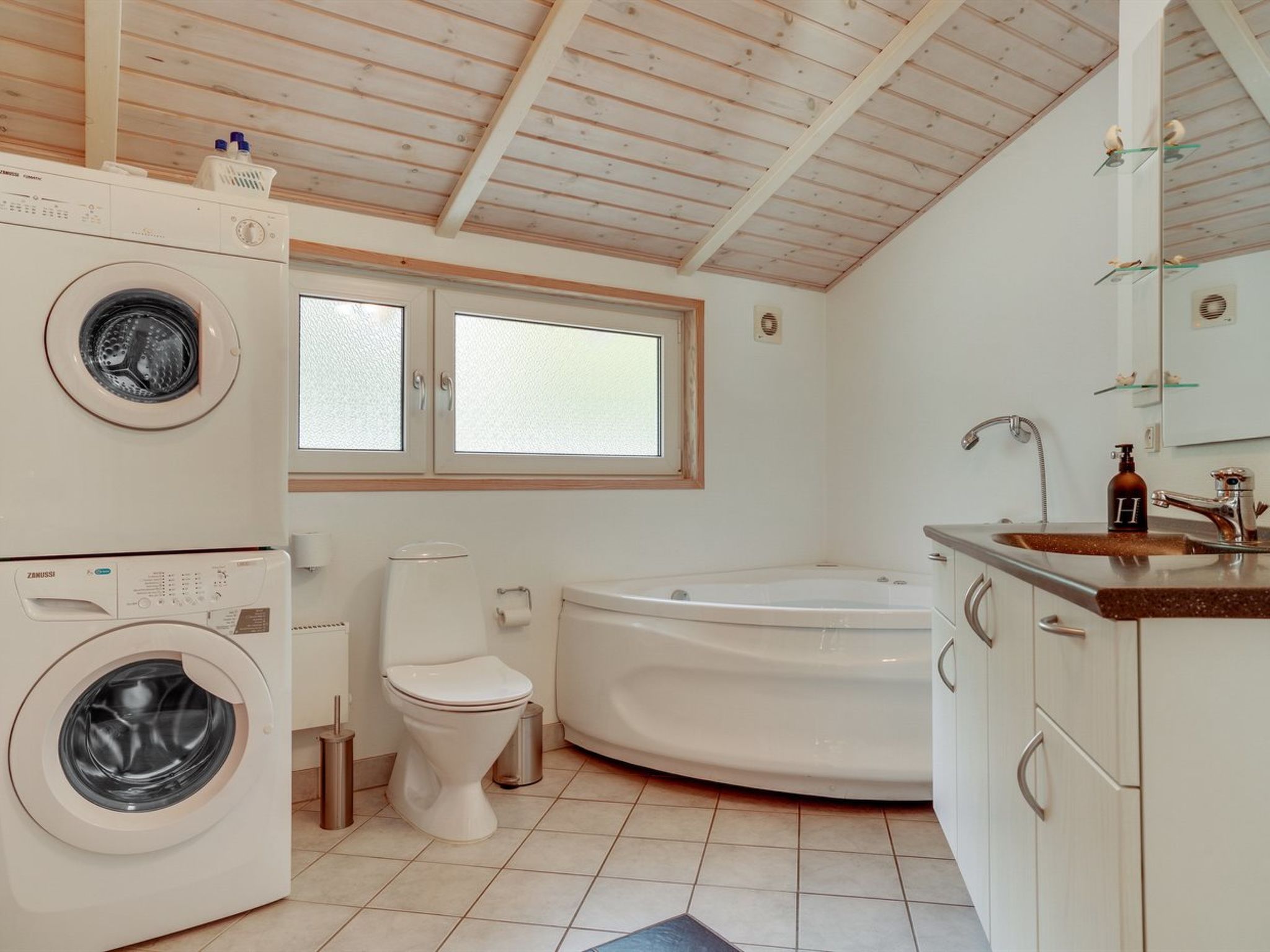 "Thomasine" - 1.5km from the sea - Binnen