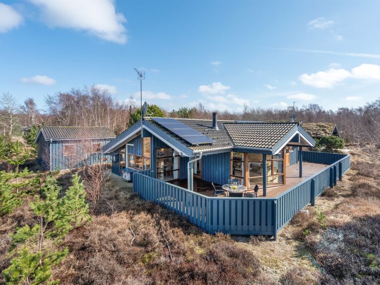 "Bessi" - 700m from the sea", 3-Zimmer-Haus 94 m2. Objekt geeignet für 6 Erwachsene. Wohnzimmer mit TV und Radio. 1 Zimmer mit 1 Doppelbett. 1 Zimmer mit 1 Doppelbett. Offene Galerie 1 Zimmer mit 2 B..