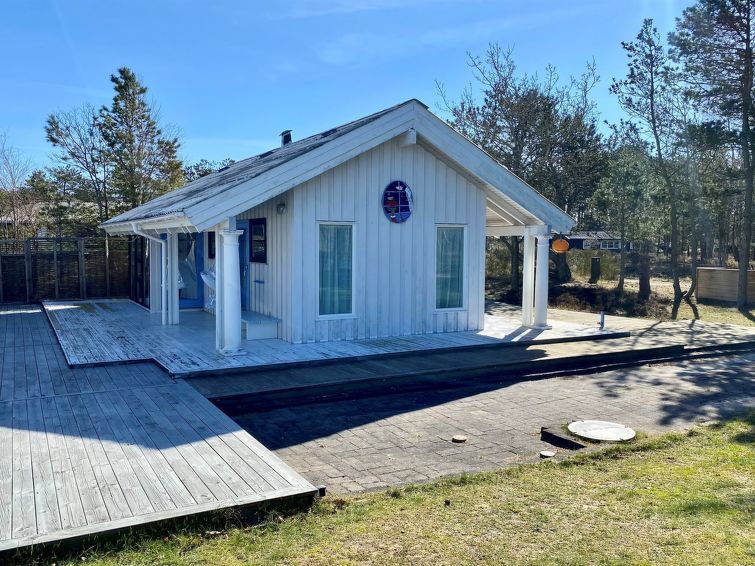 "Ilenia" - 150m from the sea", huis 1-kamer 33 m2. Het objekt is geschikt voor 2 volwassenen. Woonkamer met TV. 1 kamer met 1 2-pers bed. Keuken (2-pits kookplaat, magnetron). Douche/WC. Uitzicht op z..
