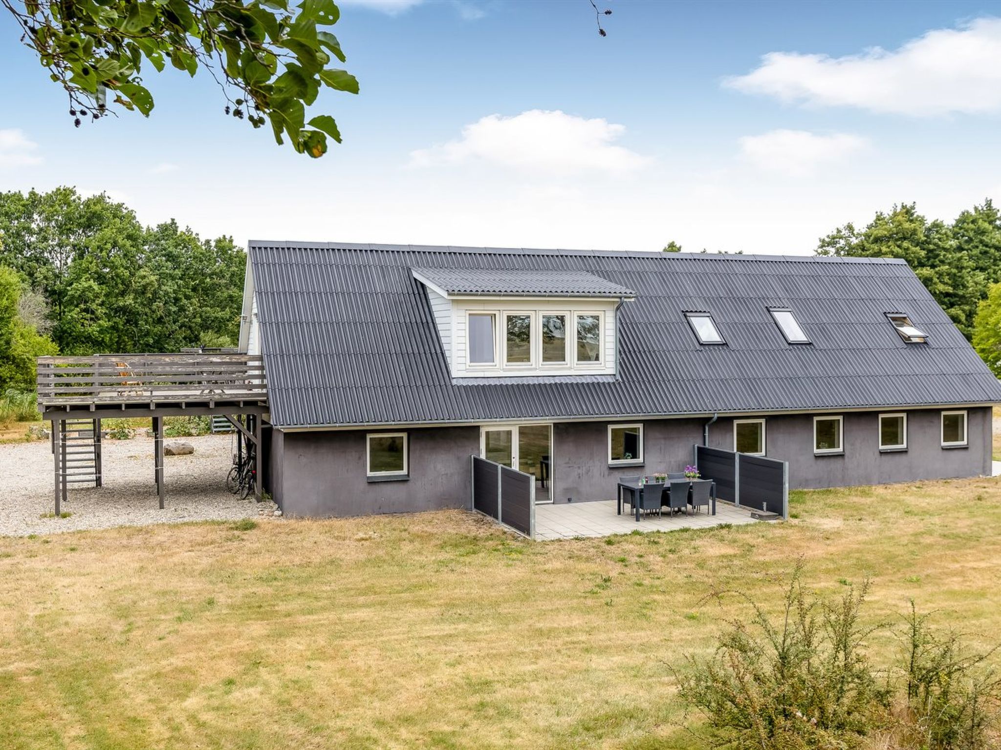 "Ilsebeth" - 400m from the sea", appartement 4-kamers 160 m2. Het objekt is geschikt voor 8 volwassenen. Woonkamer met TV. 1 kamer met 1 2-pers bed. 1 kamer met 1 2-pers bed. 1 kamer met 1 2-pers bed...
