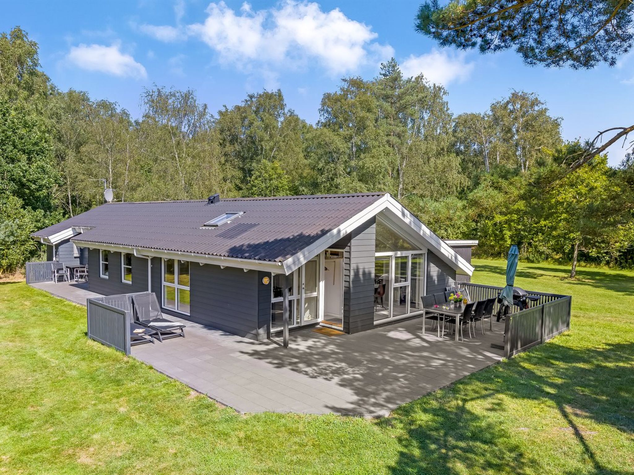 "Rathulf" - 700m from the sea", huis 4-kamers 135 m2. Het objekt is geschikt voor 9 volwassenen. Woonkamer met TV. 1 kamer met 1 2-pers bed. 1 kamer met 1 2-pers bed. 1 kamer met 1 bed en 1 x 2 stapel..