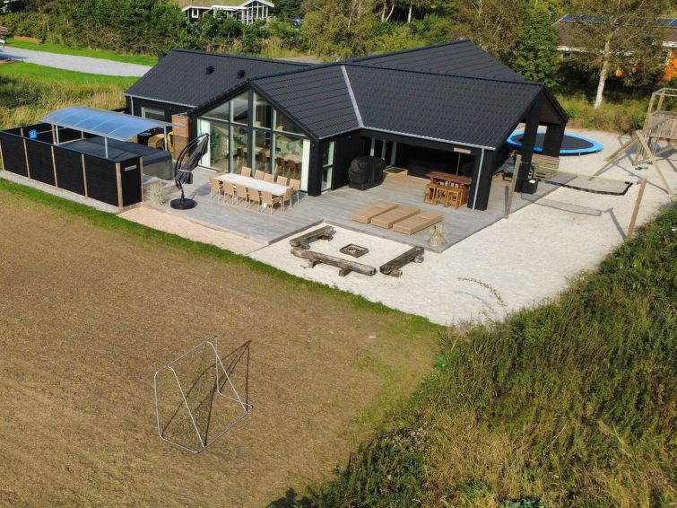 Vakantiehuis in Strandby op 800 m van zee met whirlpool in Strandby