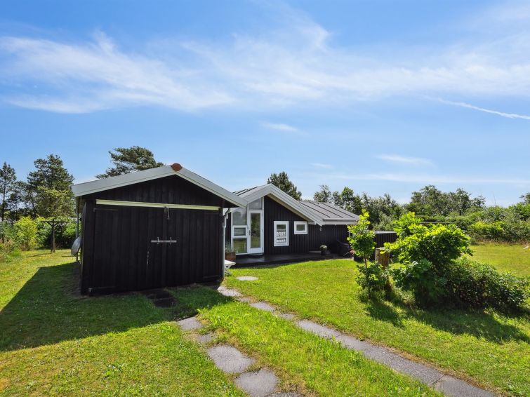 "Santeri" - 180m from the sea", huis 4-kamers 89 m2. Het objekt is geschikt voor 6 volwassenen + 2 kinderen. Woonkamer met TV. 1 kamer met 1 2-pers bed. 1 kamer met 2 bedden. Studio 1 kamer met met 2 ..