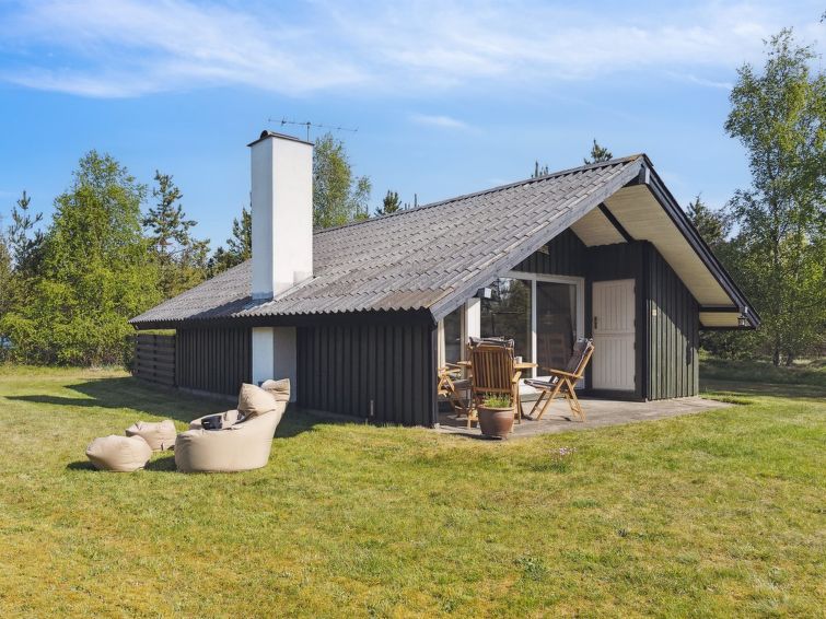 "Irlin" - 600m from the sea", huis 3-kamers 65 m2. Het objekt is geschikt voor 6 volwassenen. Woonkamer met TV. 1 kamer met 2 bedden. Studio 1 kamer met met 2 bedden en 1 2-pers bed. Keuken (oven, 4 k..