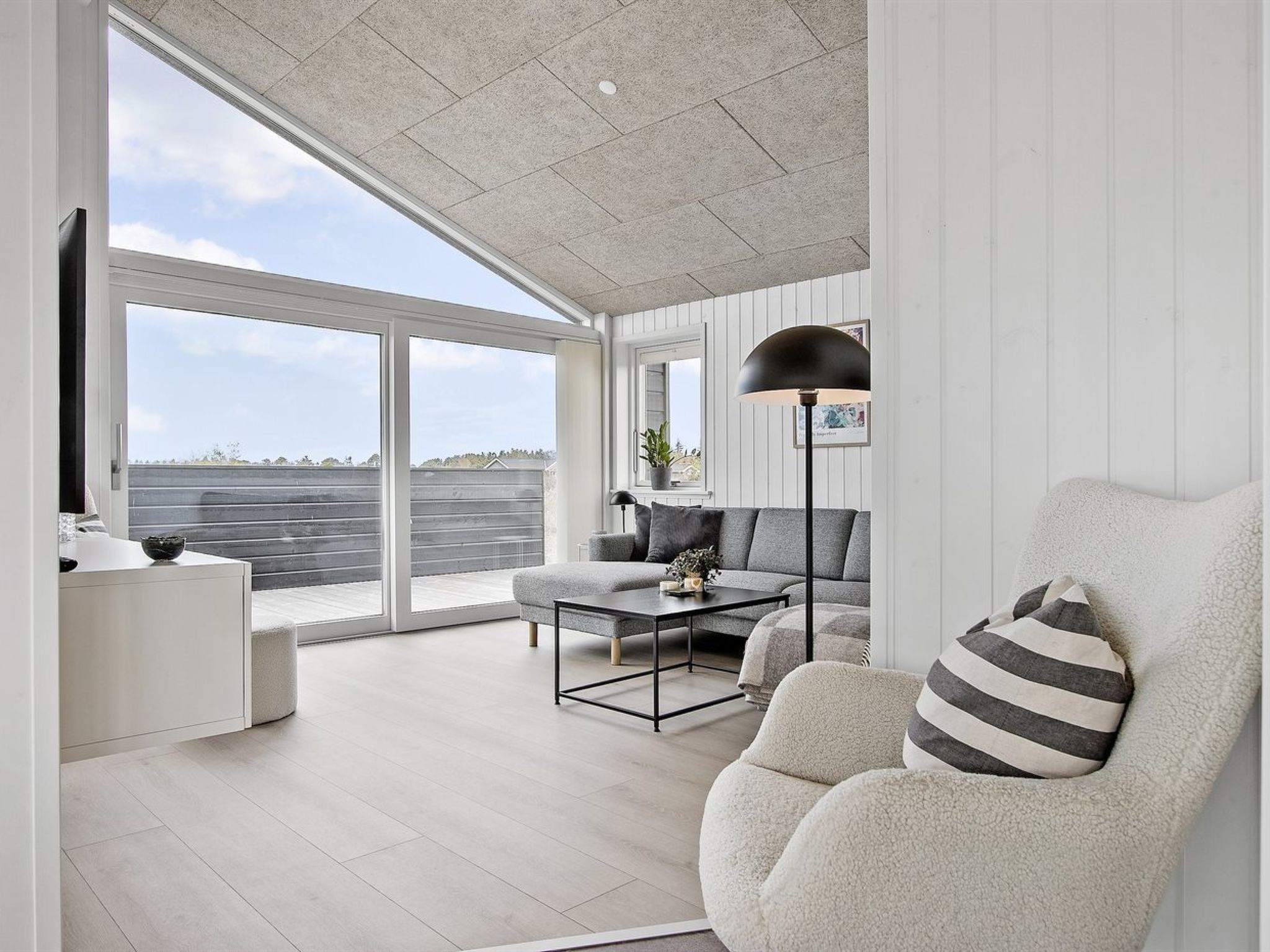 "Frithbjorn" - 900m from the sea - Binnen