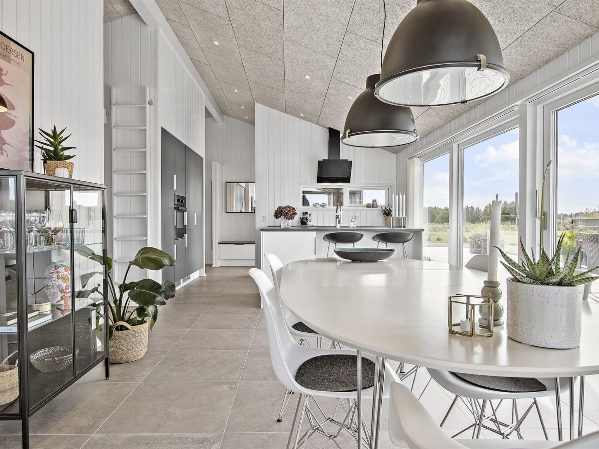 "Frithbjorn" - 900m from the sea - Binnen