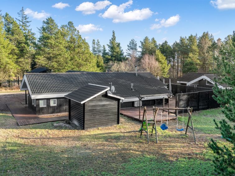 "Elvin" - 2km from the sea", 5-Zimmer-Haus 113 m2. Objekt geeignet für 10 Erwachsene + 2 Kinder. Wohnzimmer mit TV. 1 Zimmer mit 2 Betten. 1 Zimmer mit 2 Betten. 1 Zimmer mit 1 Doppelbett. 1 Zimmer m..