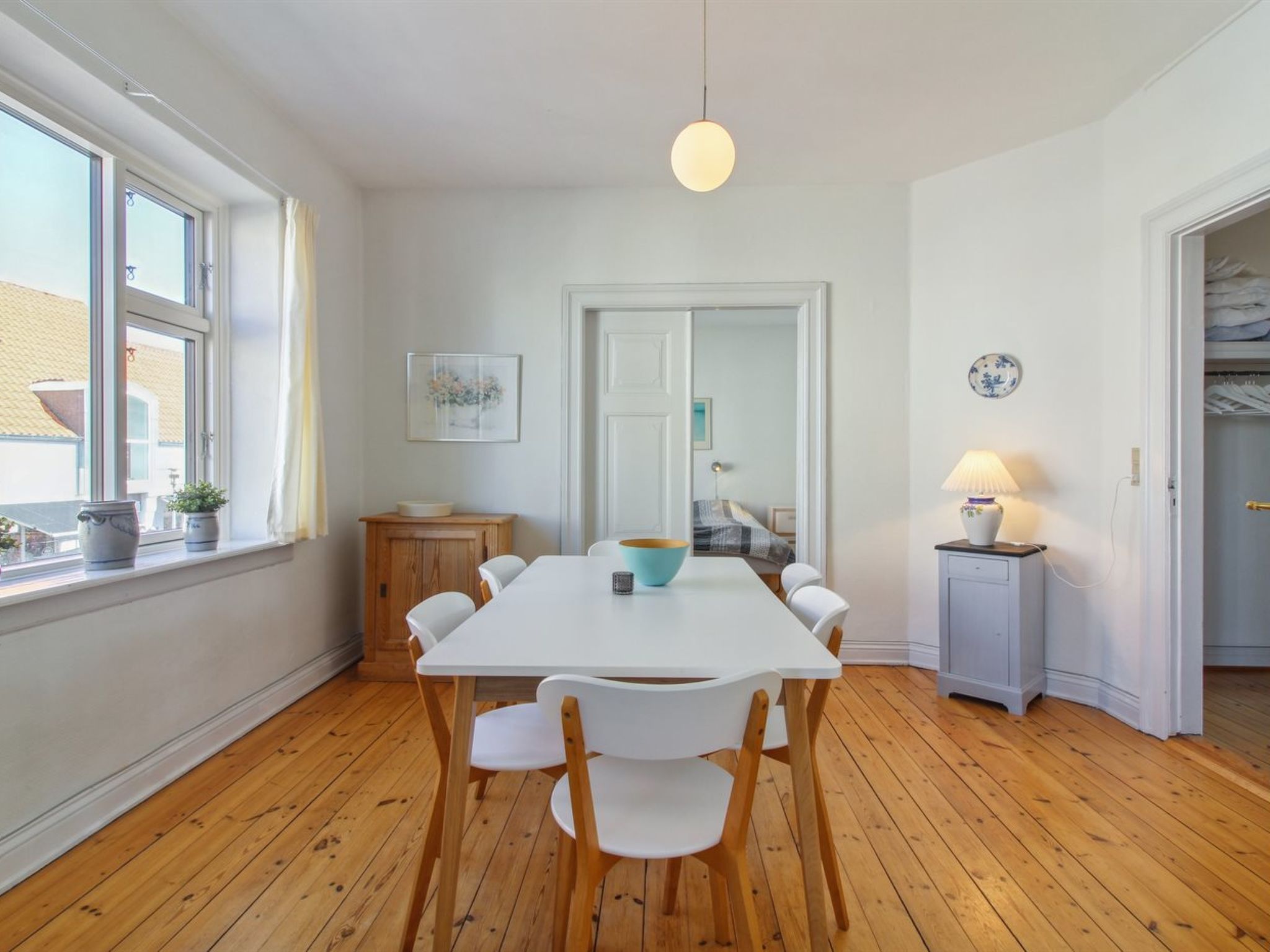 "Gyrth" - 250m from the sea-Inside