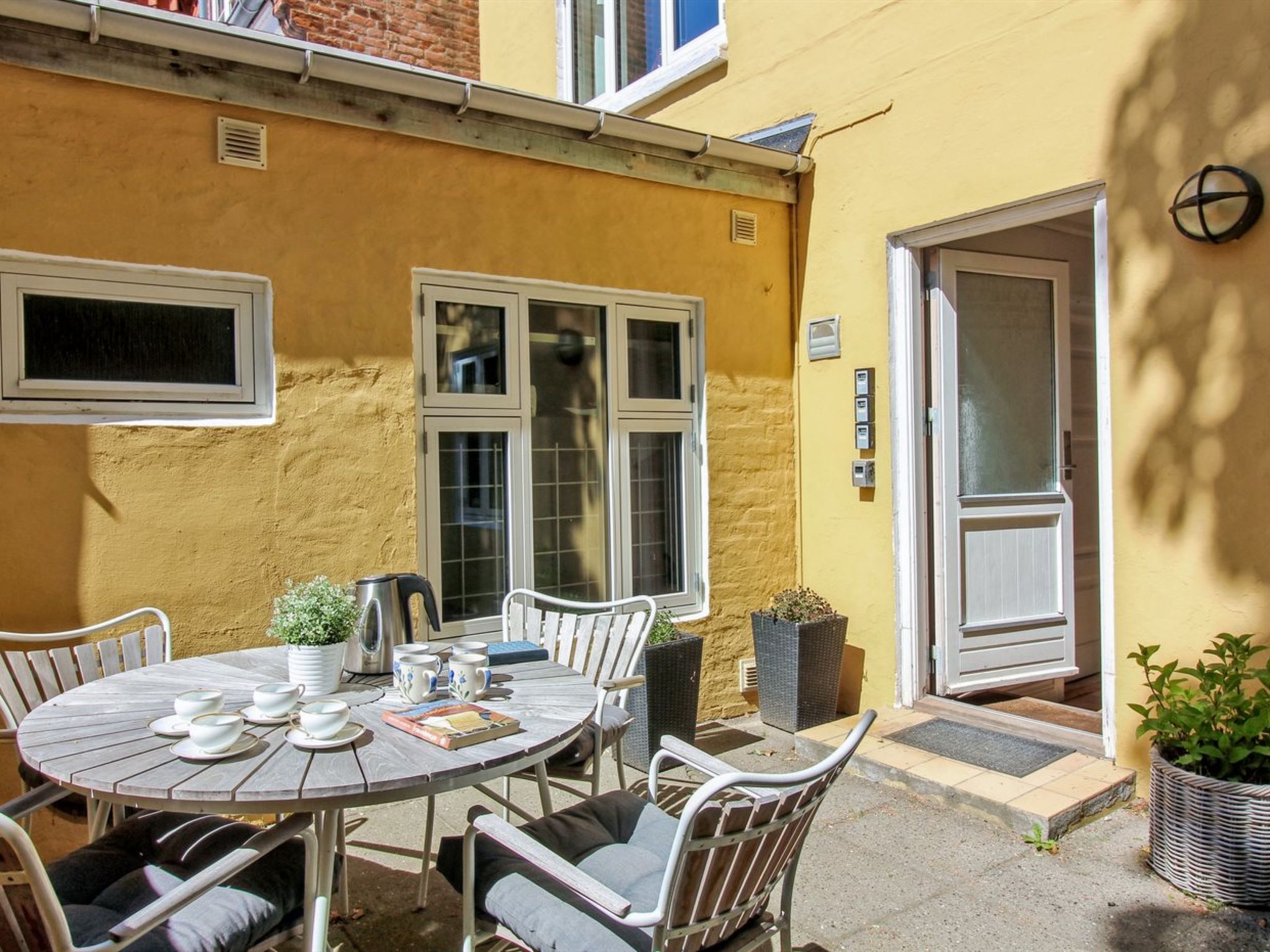 "Gyrth" - 250m from the sea-Inside