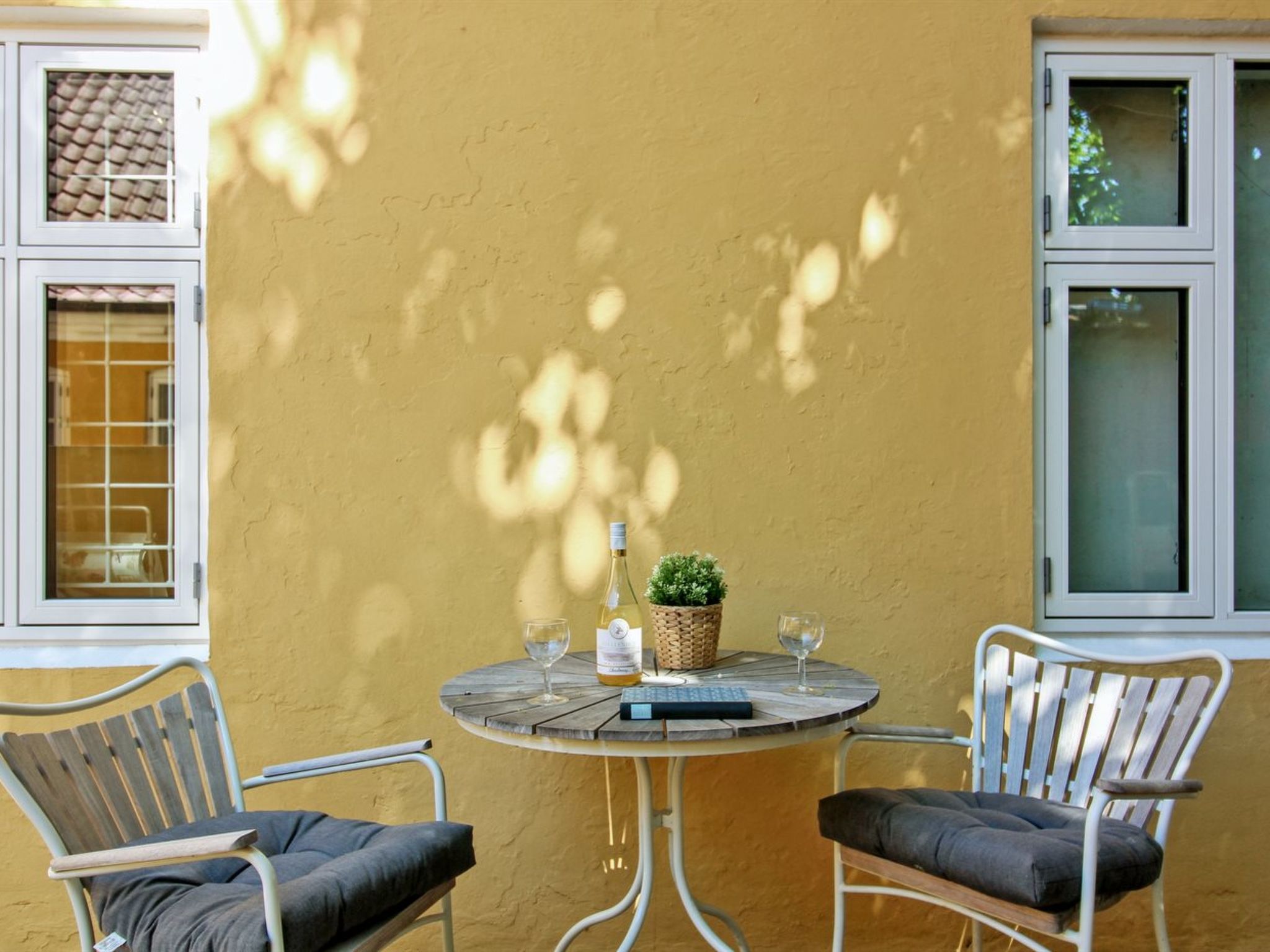 "Gyrth" - 250m from the sea-Inside