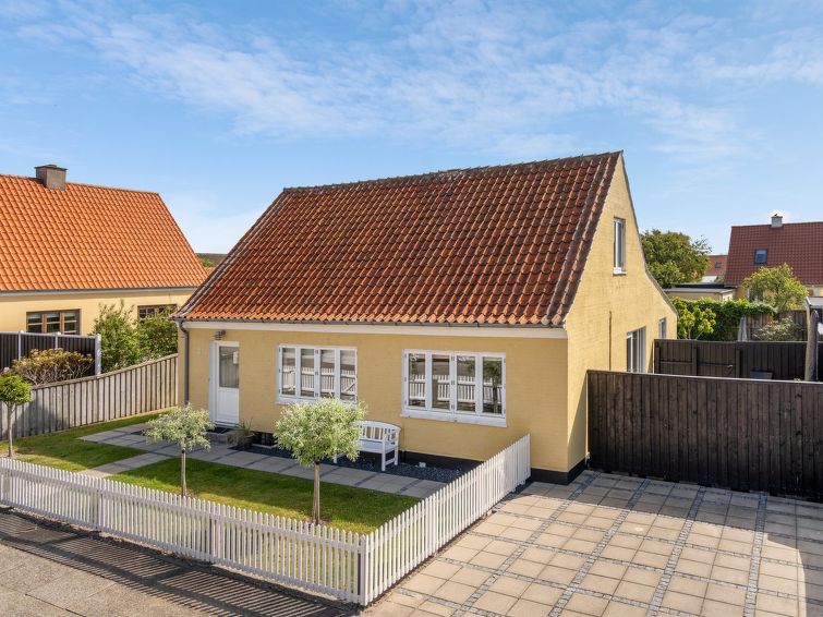 "Caranus" - 900m from the sea", 4-Zimmer-Haus 136 m2. Objekt geeignet für 8 Erwachsene. Wohnzimmer mit TV, Radio und DVD. 1 Zimmer mit 2 Betten. 1 Zimmer mit 2 Betten. Küche (Backofen, Geschirrspül..