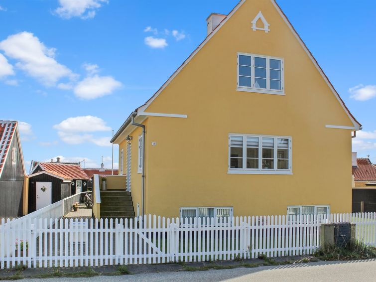 "Borka" - 150m from the sea", huis 3-kamers 110 m2. Het objekt is geschikt voor 6 volwassenen + 1 kinderen. Woonkamer met 1 2-pers divanbed, TV, radio en CD-speler. 1 kamer met 1 2-pers bed. 1 kamer m..