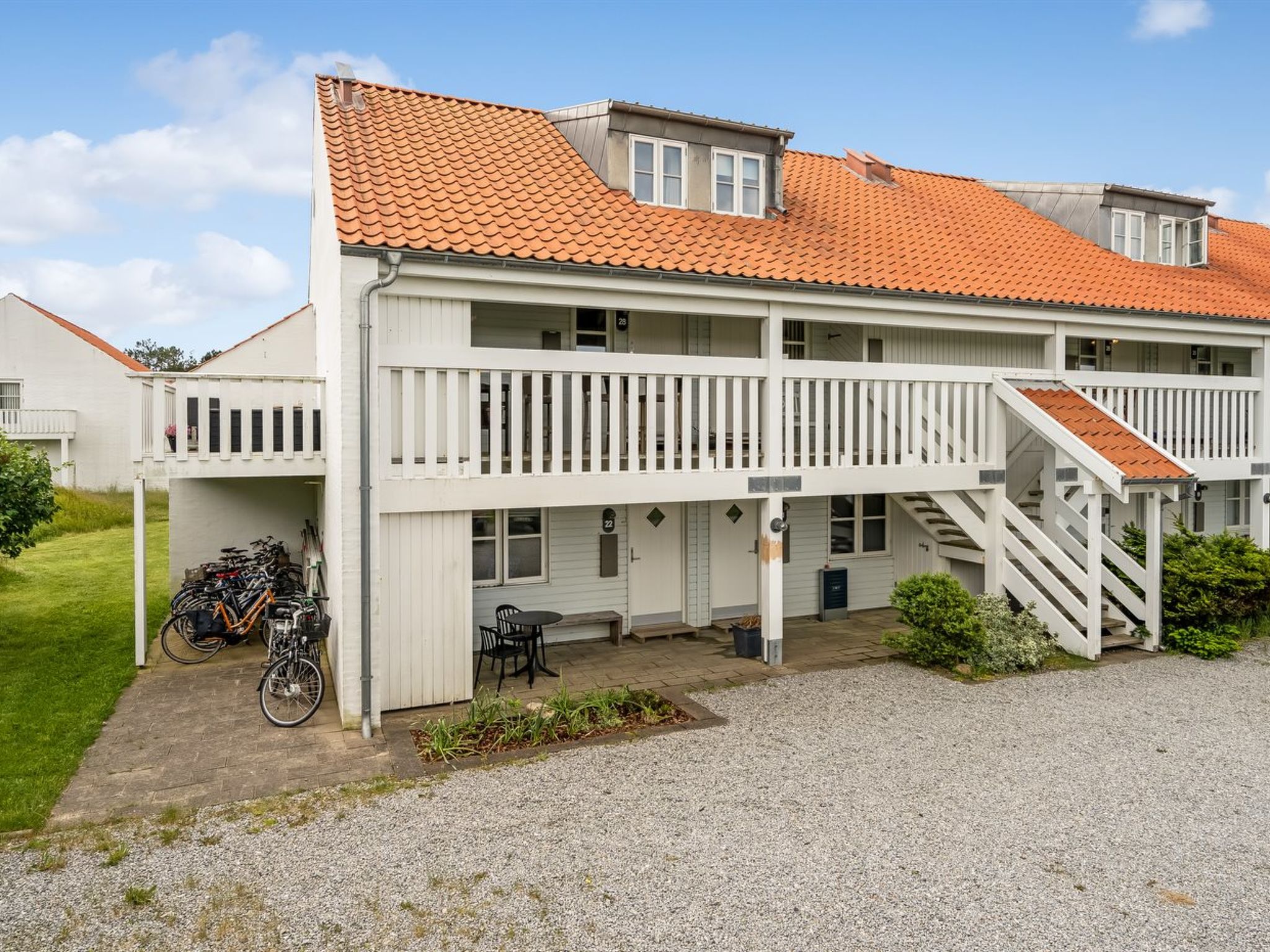"Jelke" - 1km from the sea", 1-Zimmer-Wohnung 64 m2. Objekt geeignet für 3 Erwachsene. Wohnzimmer mit TV. 1 Zimmer mit 1 Bett und 1 Doppelbett. 1 Zimmer mit 1 Doppelbett. Küche (Backofen, Geschirrsp..