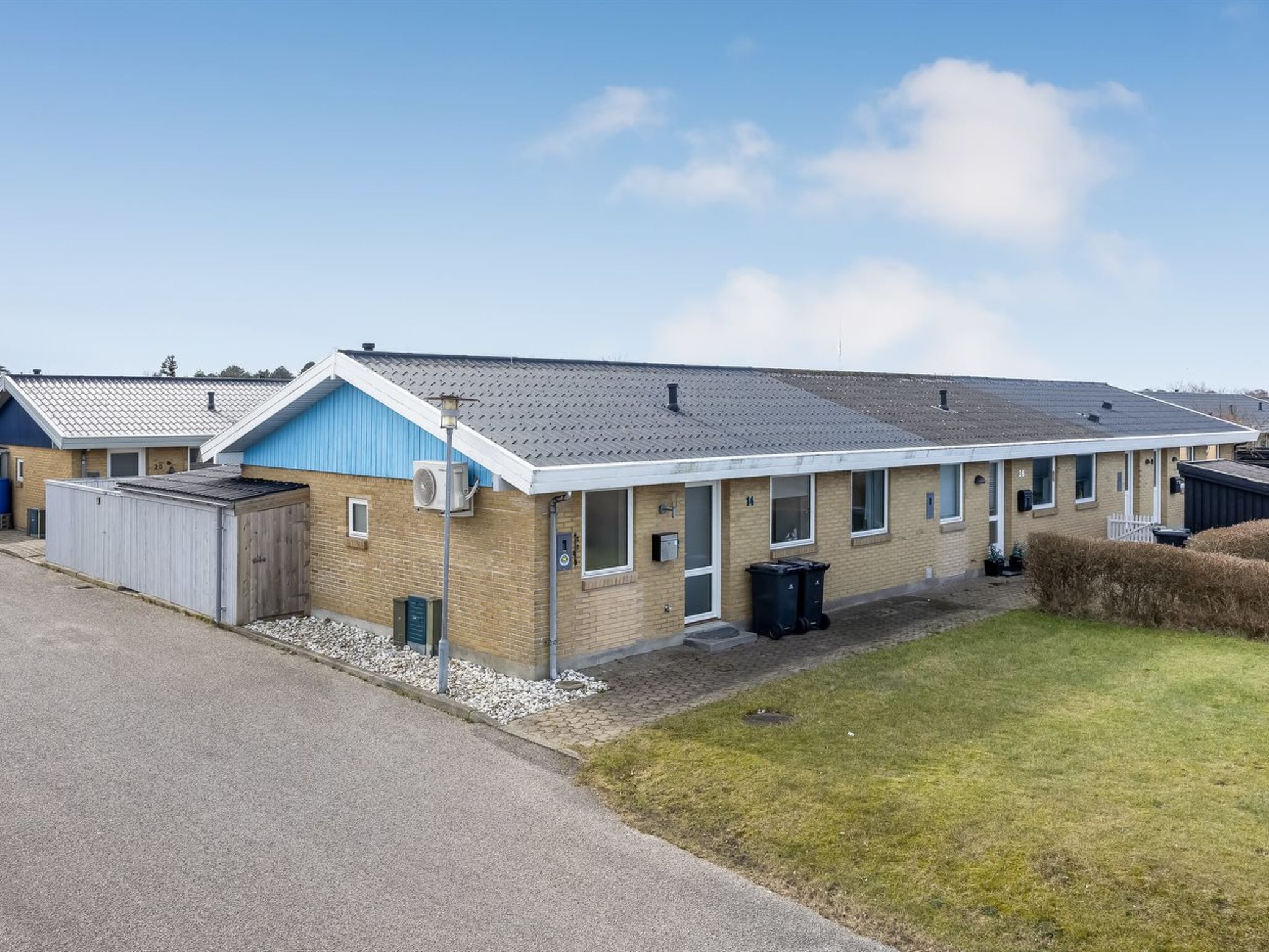 "Heida" - 1.5km from the sea", huis 2-kamers 72 m2. Het objekt is geschikt voor 5 volwassenen. Woonkamer met TV. 1 kamer met 1 bed en 1 2-pers bed. 1 kamer met 2 bedden. Keuken (oven, afwasmachine, 4 ..