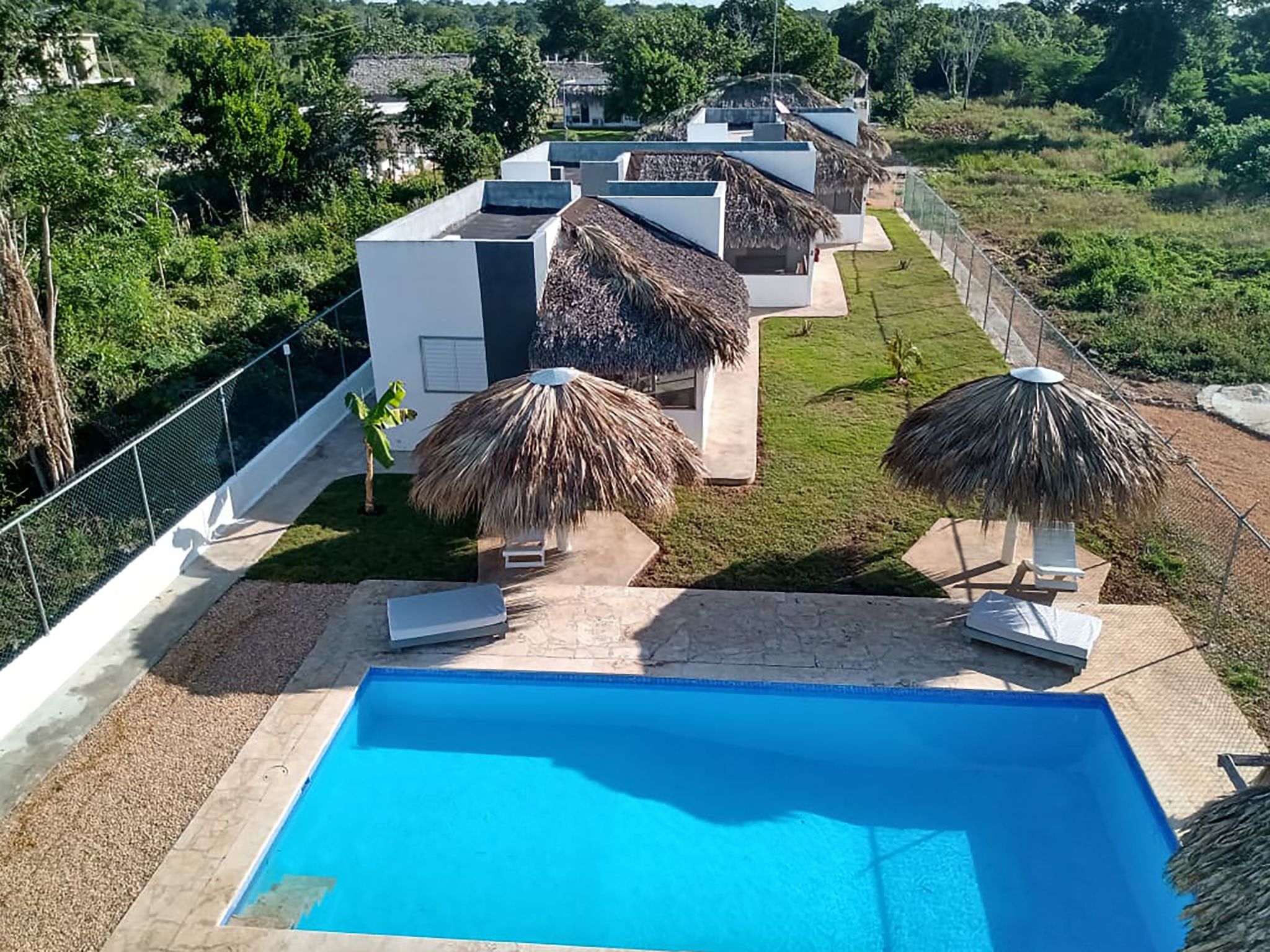 This villa is located in a private complex surrounded by greenery, on the main road leading to Bayahibe, about 1 km from the village and centre metres from the Sunix petrol pump, on the opposite side ..