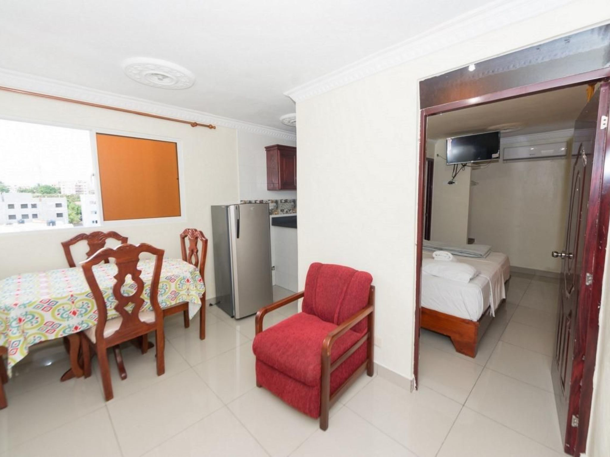 Das Tropical Island Aparthotel verfügt über eine klassische Einrichtung, eine voll ausgestattete Küche, kostenloses High-Speed-WLAN, Klimaanlage, Ventilator, Kühlschrank, Bügeleisen, Mikrowelle, ..