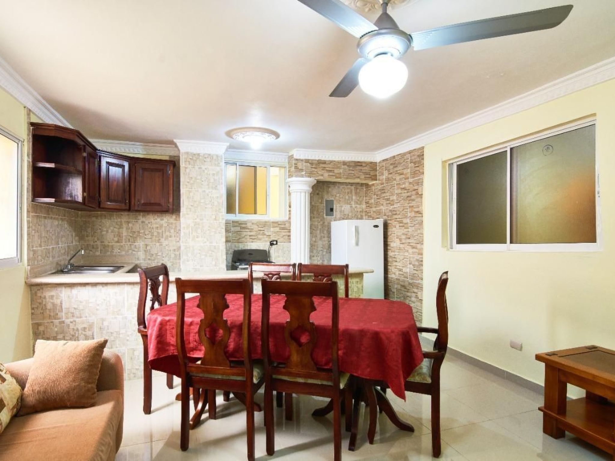 Das Tropical Island Aparthotel verfügt über eine klassische Einrichtung, eine voll ausgestattete Küche, kostenloses High-Speed-WLAN, Klimaanlage, Ventilator, Kühlschrank, Bügeleisen, Mikrowelle, ..