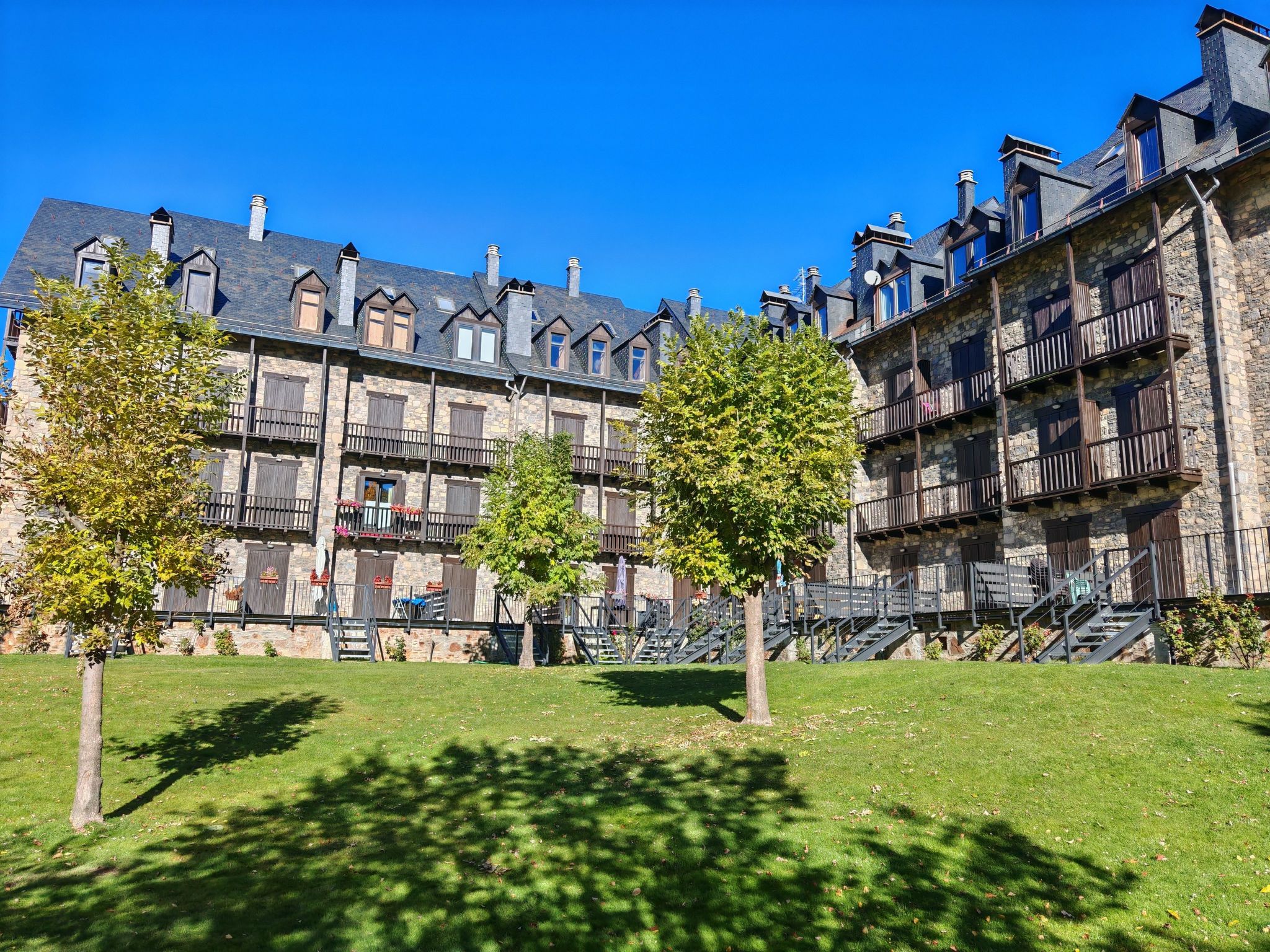 Wohnung Besiberri 3 befindet sich im Erdgeschoss mit Terrasse Vall de Boí-Binnen