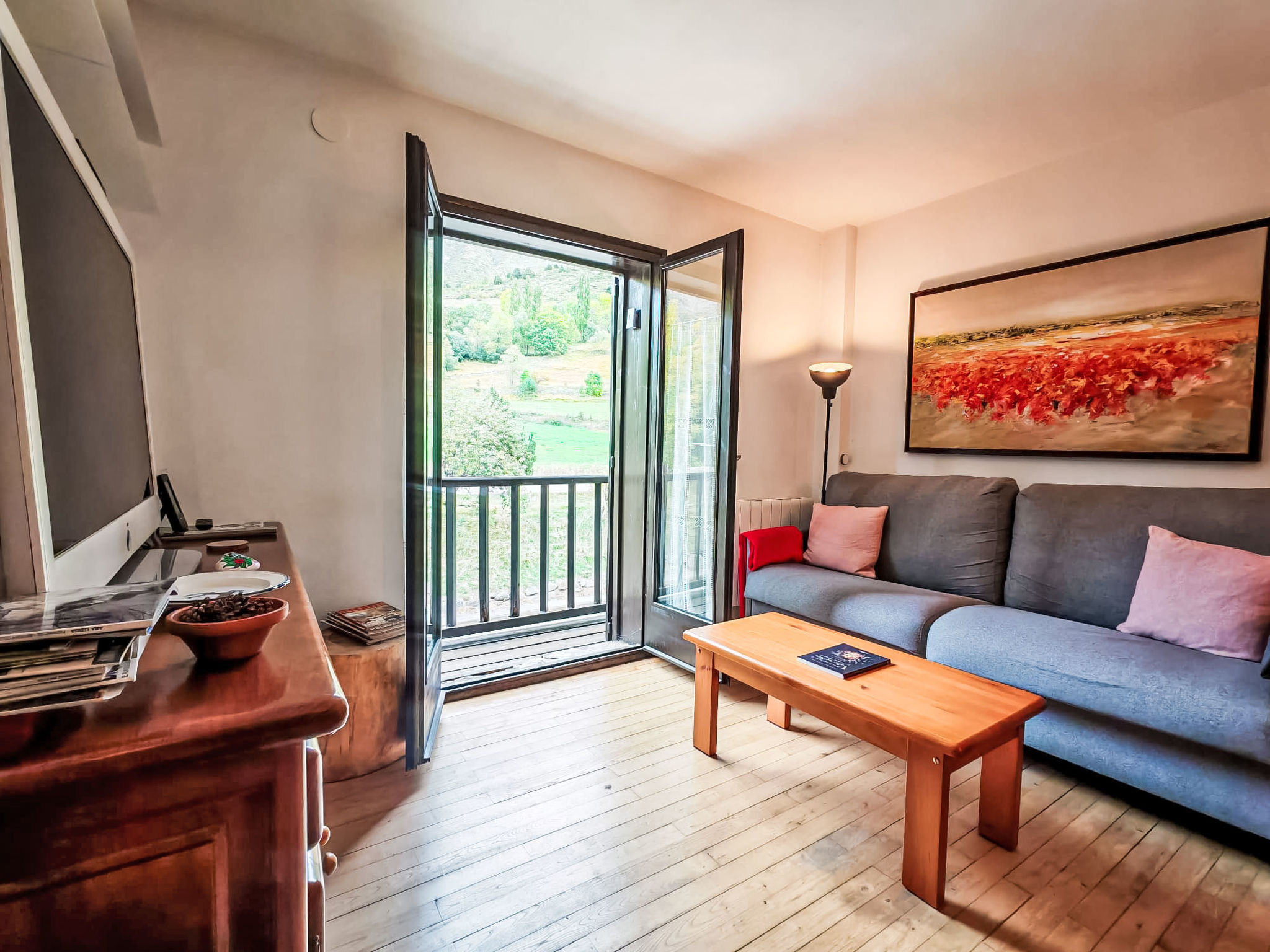 "Falcó 4 - Nórdico y acogedor", appartement 2-kamers 36 m2. Rustiek en gezellig ingericht: woon-/eetkamer met 1 2-pers divanbed, eettafel en TV. 1 kamer met 1 2-pers bed. Open keuken (oven, 4 kerami..