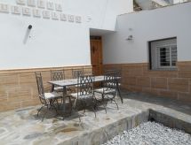 mit Garten und gemeinsamem Pool