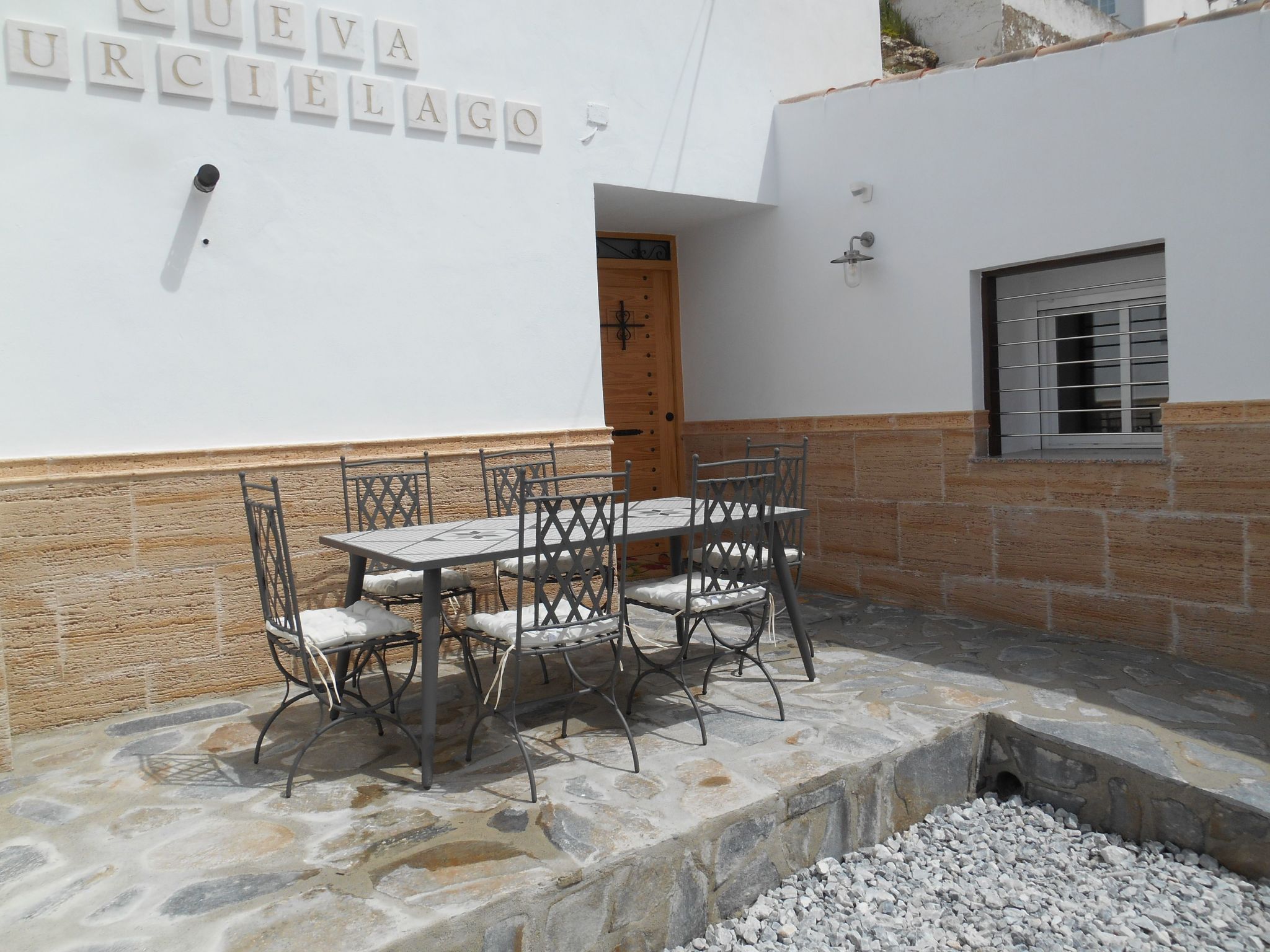 Mit Garten und gemeinsamem Pool