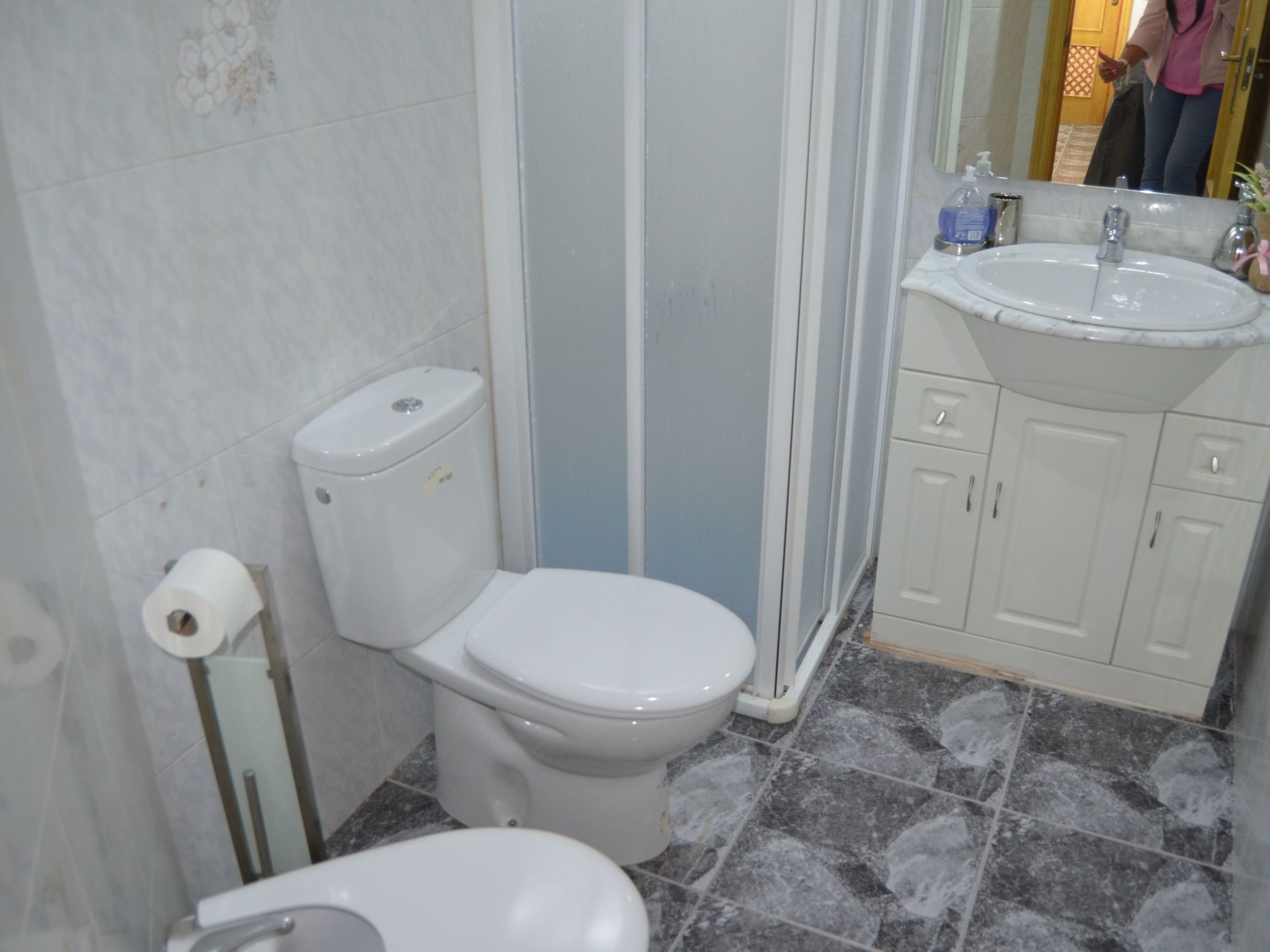 Mit Garten und gemeinsamem Pool-Dedans