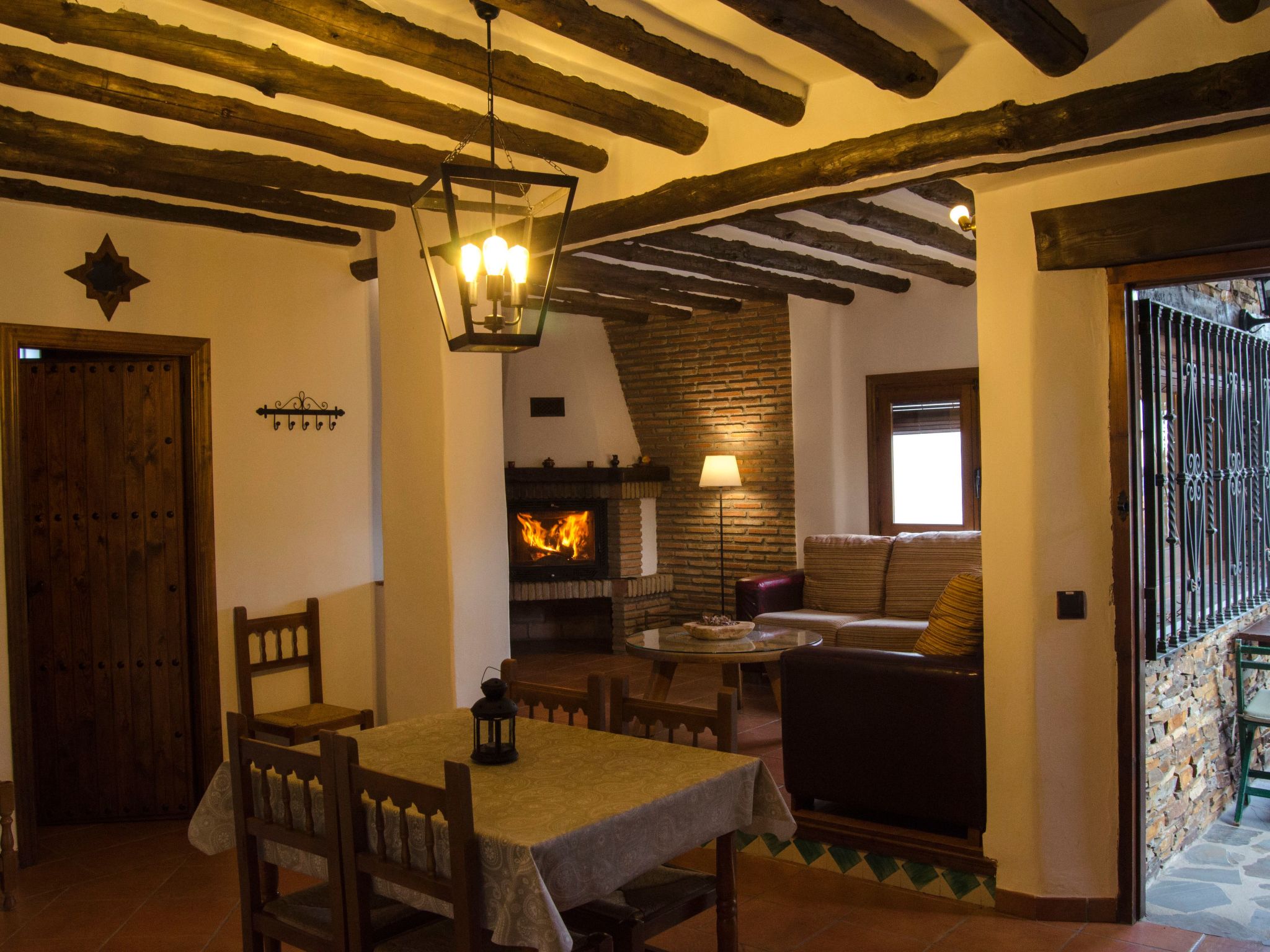 Gemütliches Haus in einer Anlage mit Garten und Schwimmbad.