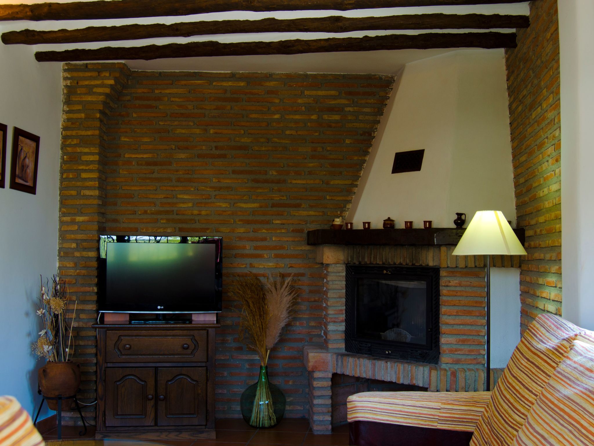 Gemütliches Haus in einer Anlage mit Garten und Schwimmbad.