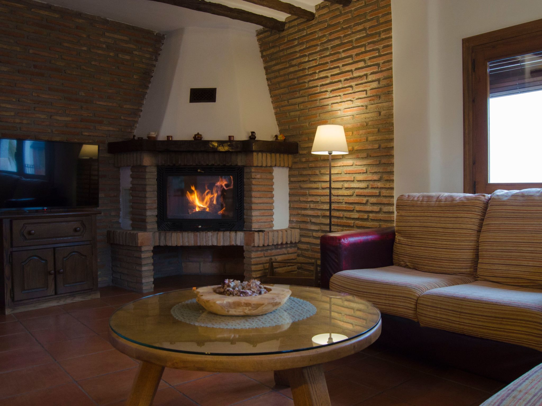 Gemütliches Haus in einer Anlage mit Garten und Schwimmbad.